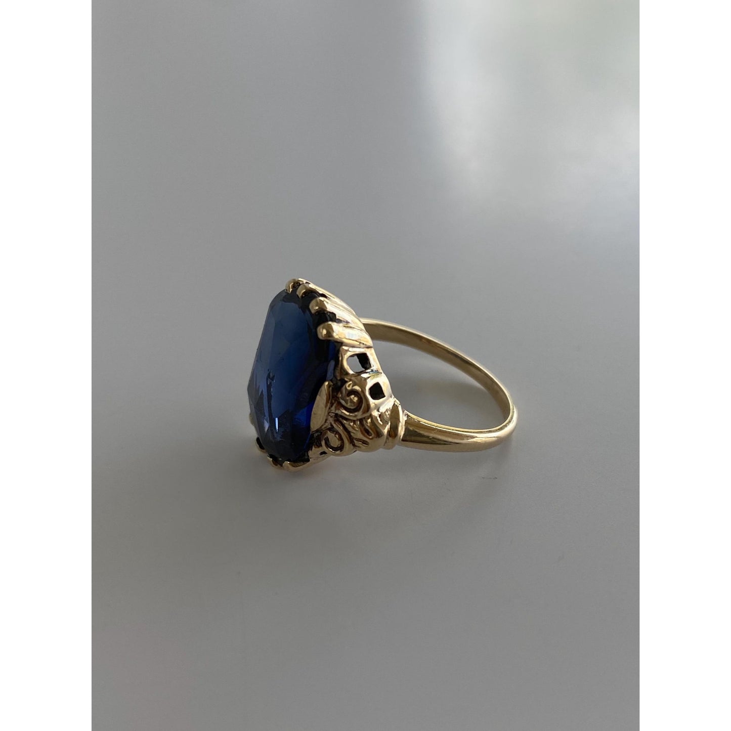 Vintage Solid 9k Yellow Gold Rose Cut Blue Sapphire Ring - Size 5-5.25