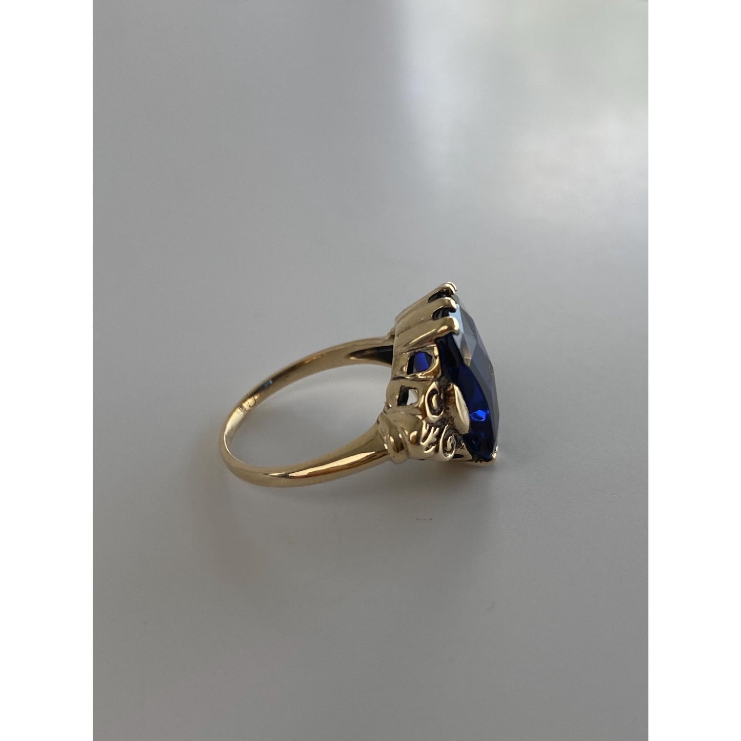 Vintage Solid 9k Yellow Gold Rose Cut Blue Sapphire Ring - Size 5-5.25